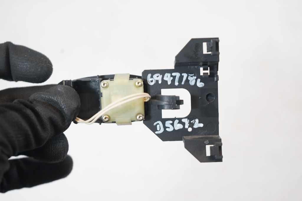 Steering wheel adjustment switch (7)