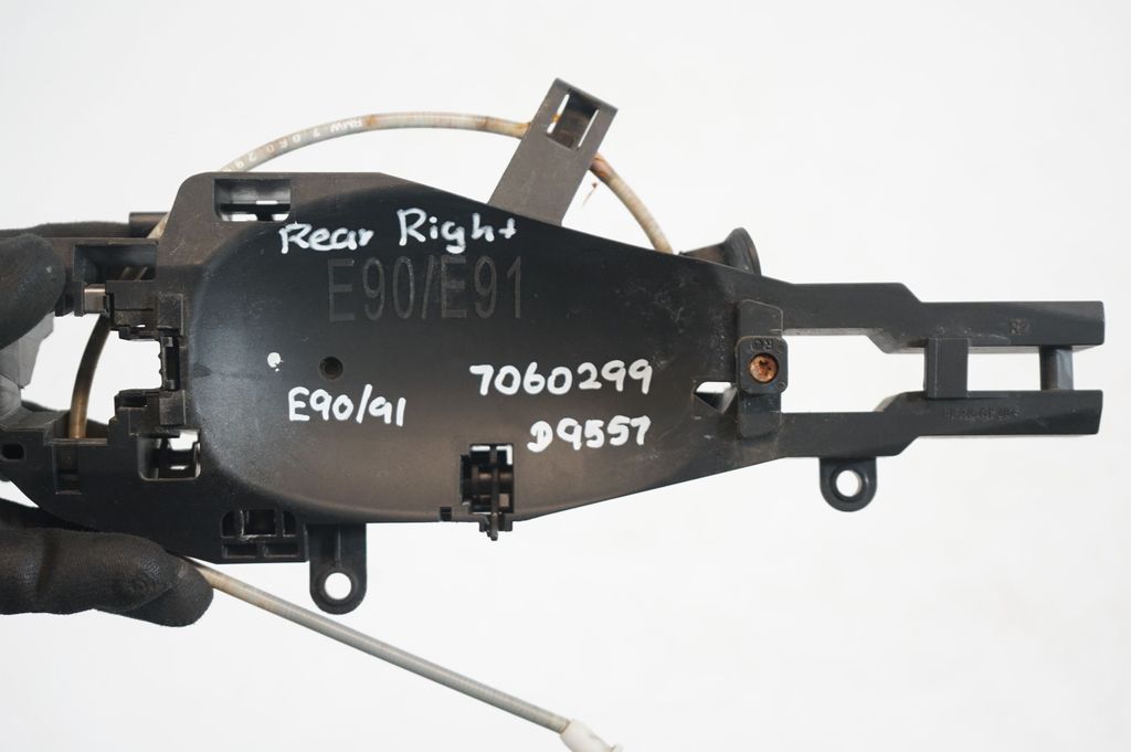 Rear door exterior handle/bracket (7)