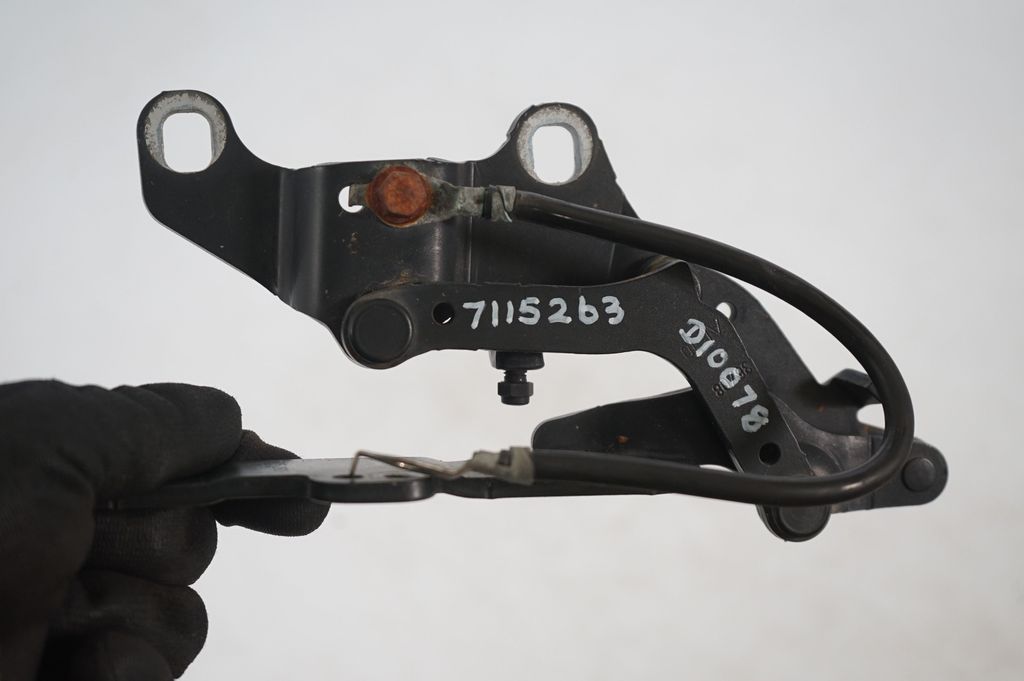 Engine bonnet/hood hinges (9)