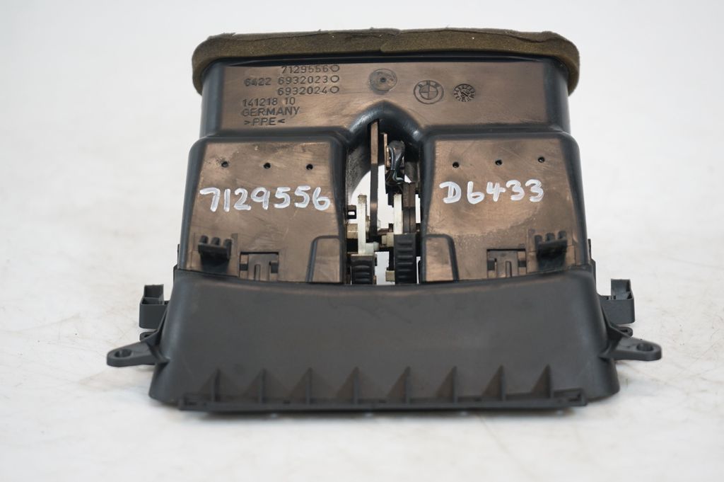 Rear air vent grill (9)