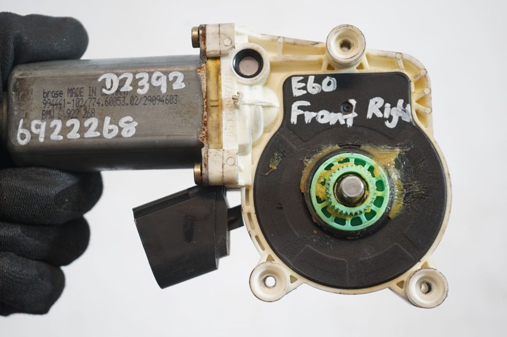 Front door window regulator with motor (8)