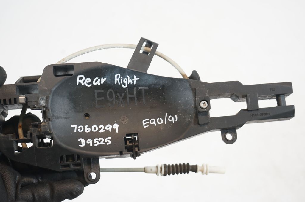 Rear door exterior handle/bracket (7)