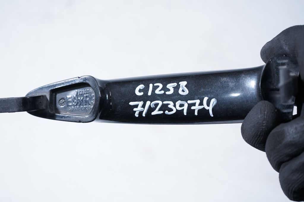 Front door exterior handle (6)