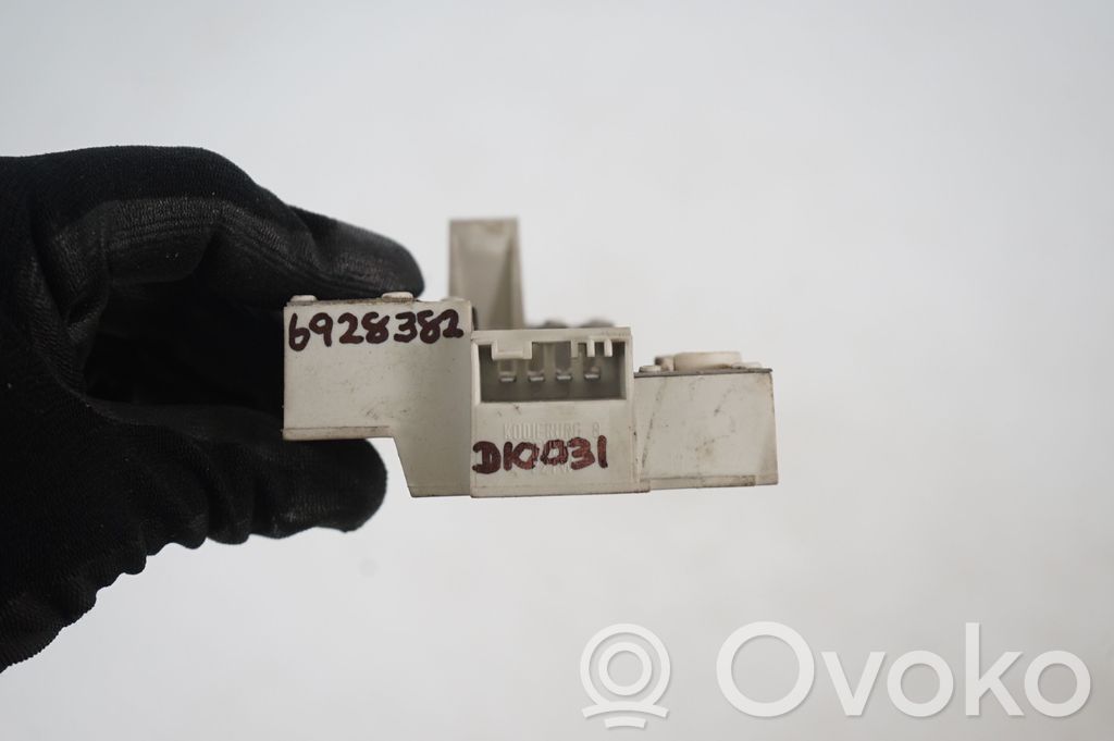 Tail light bulb cover holder (9)