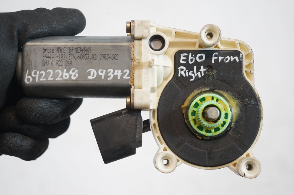 Front door window regulator with motor (8)