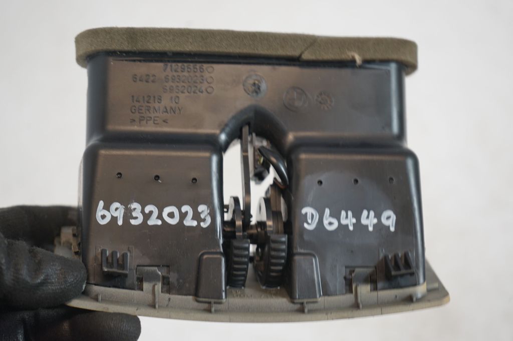 Rear air vent grill (8)