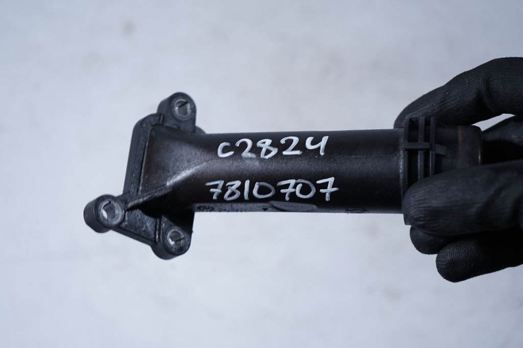 Engine coolant pipe/hose (8)