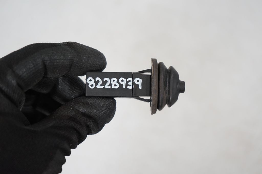 Fuel tank cap lock (8)