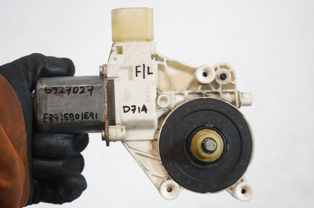 Front door window regulator with motor (8)