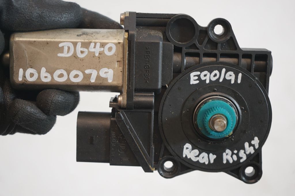 Rear door window regulator with motor (9)