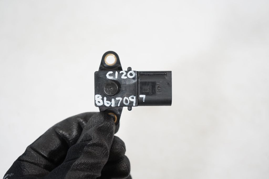 Air pressure sensor (8)