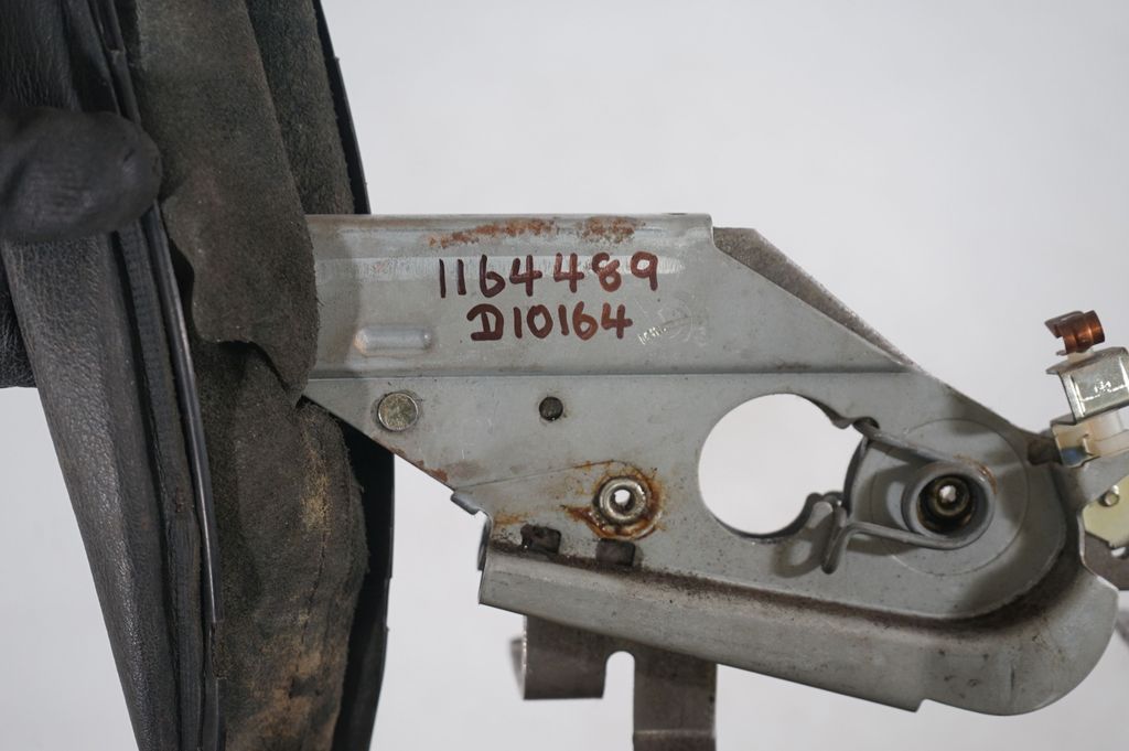 Handbrake/parking brake lever assembly (8)