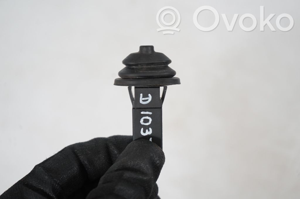 Fuel tank cap lock (7)