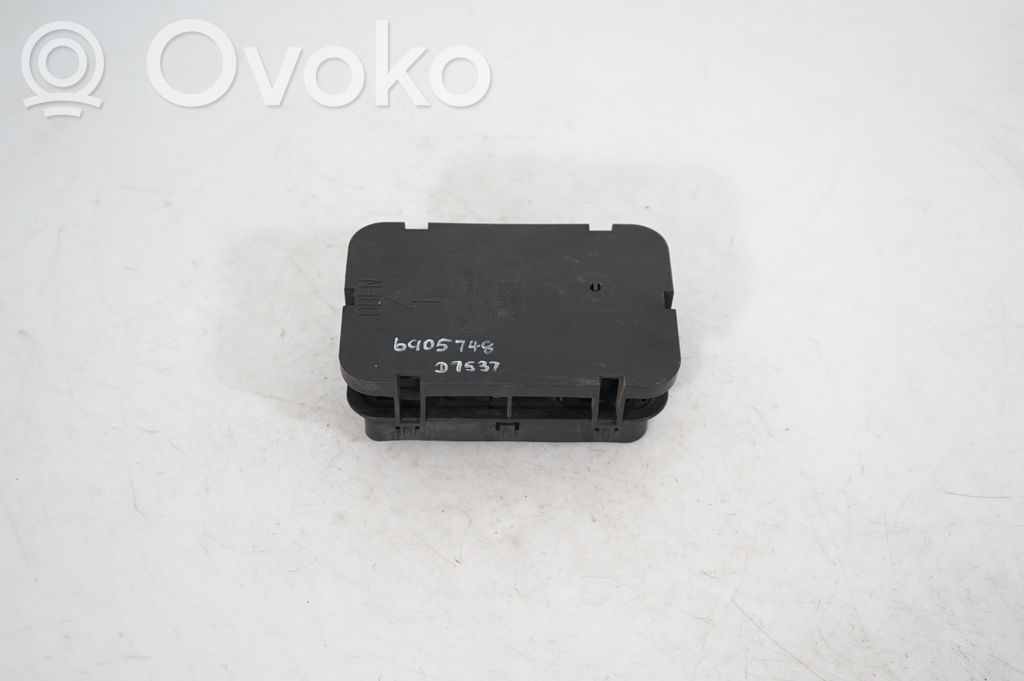 Quarter panel pressure vent