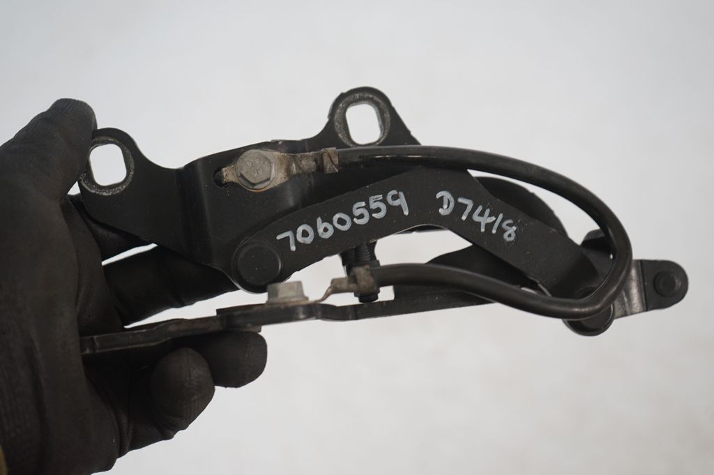 Engine bonnet/hood hinges (8)