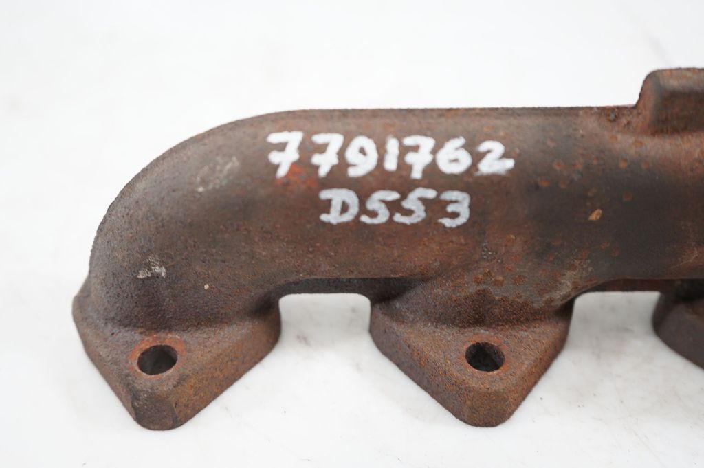Exhaust manifold (9)