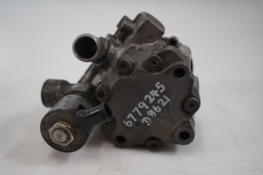 Power steering pump (10)