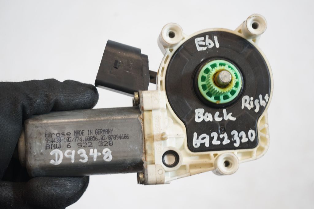 Rear door window regulator with motor (8)