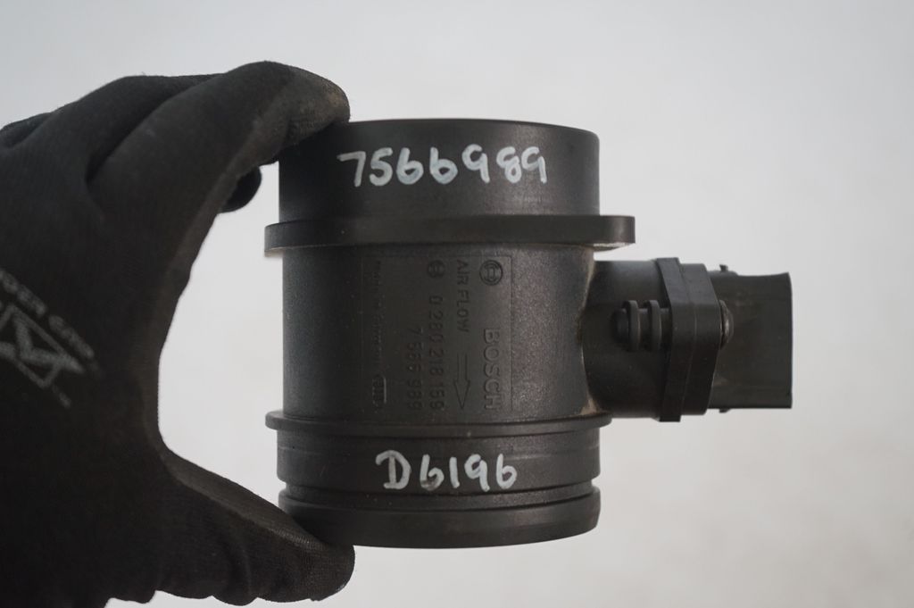 Mass air flow meter (10)