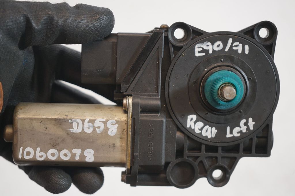 Rear door window regulator with motor (9)