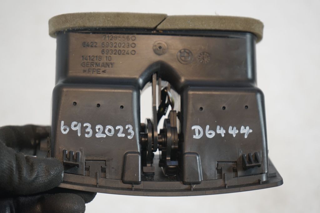 Rear air vent grill (8)