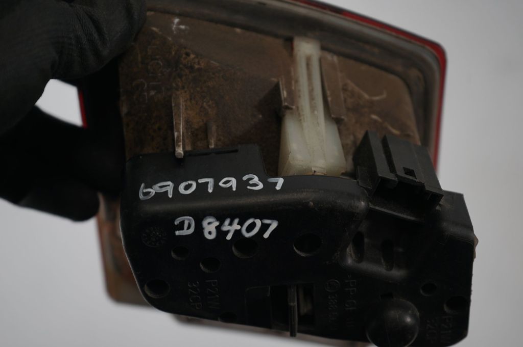 Tailgate rear/tail lights (8)