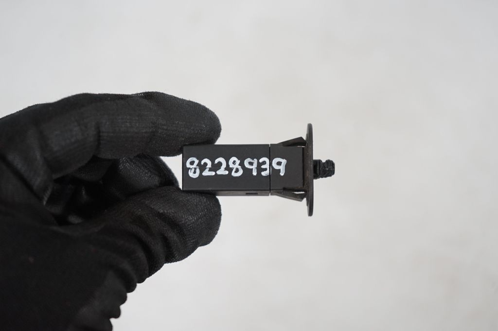 Fuel tank cap lock (8)