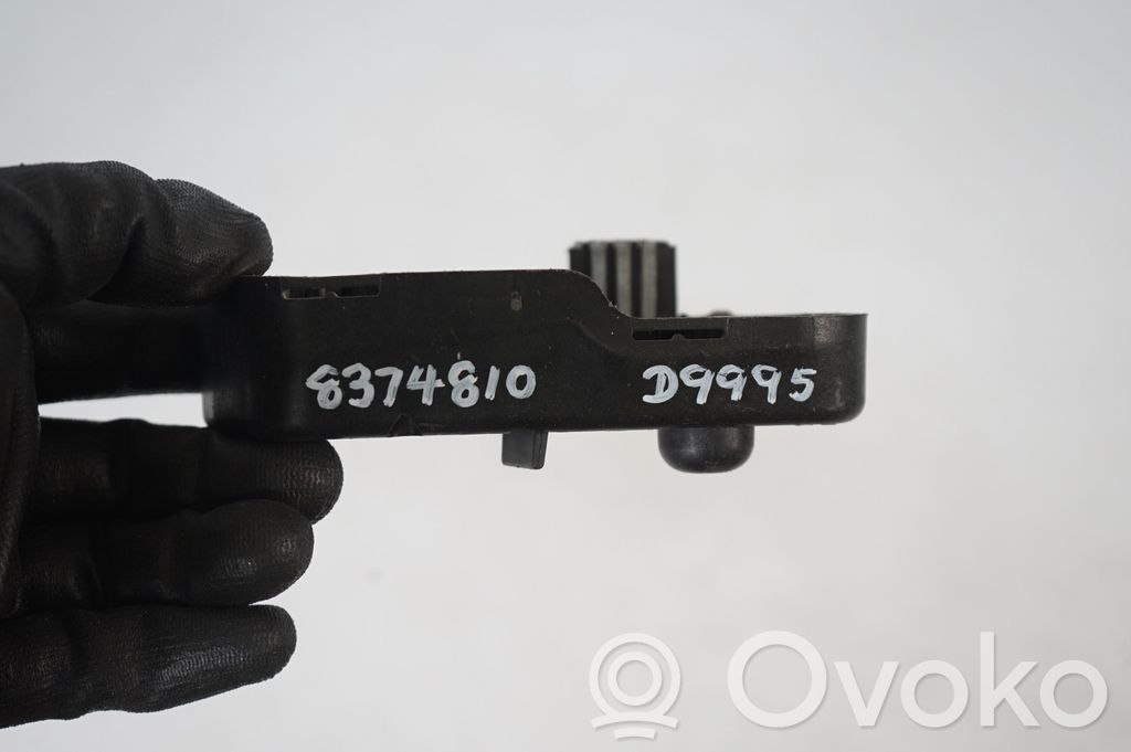 Tail light bulb cover holder (8)