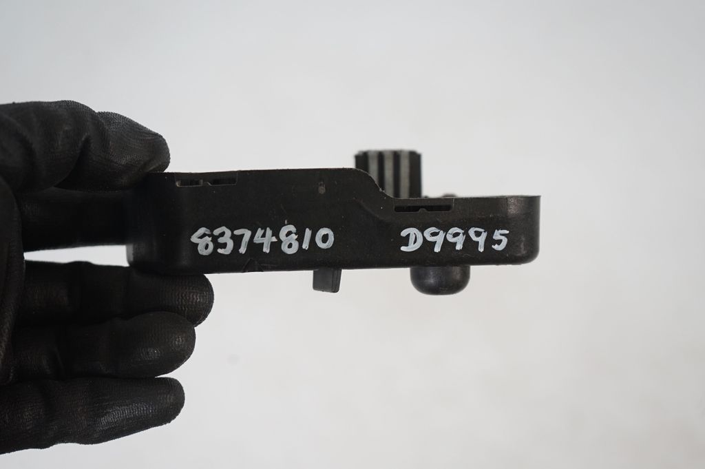 Tail light bulb cover holder (8)