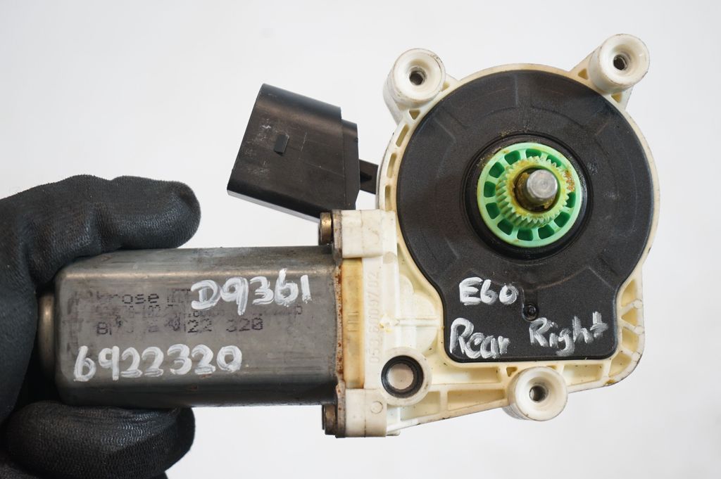 Rear door window regulator with motor (8)