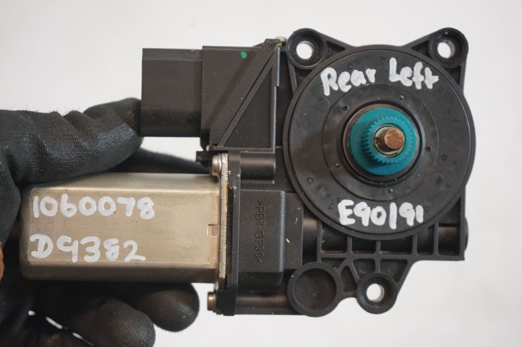 Rear door window regulator with motor (9)