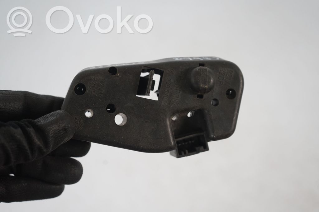 Tail light bulb cover holder (7)