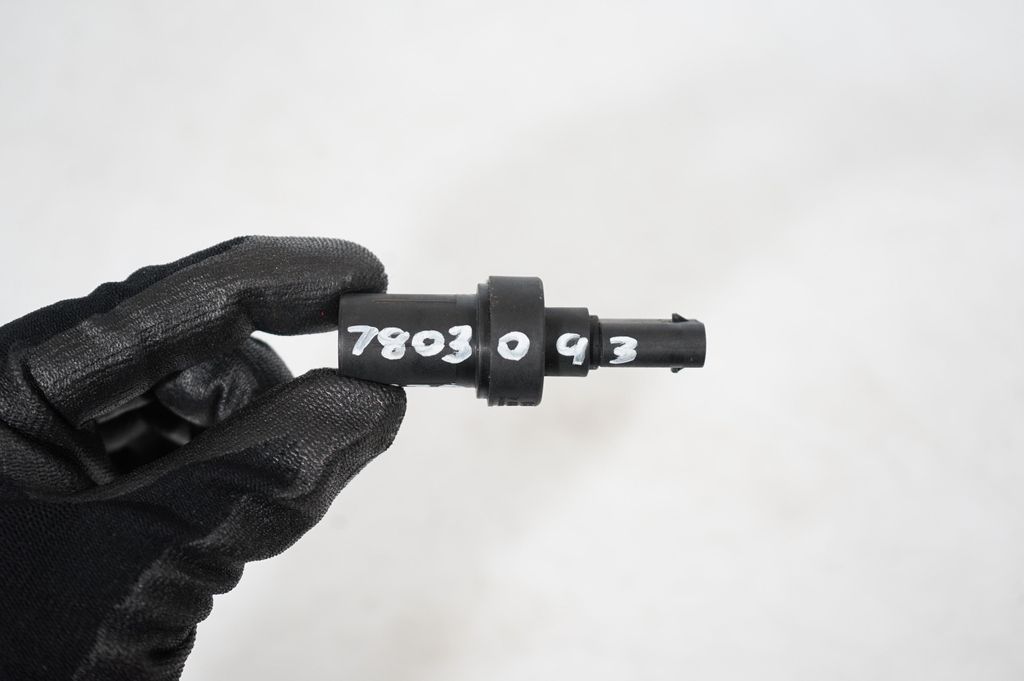 Camshaft position sensor (8)