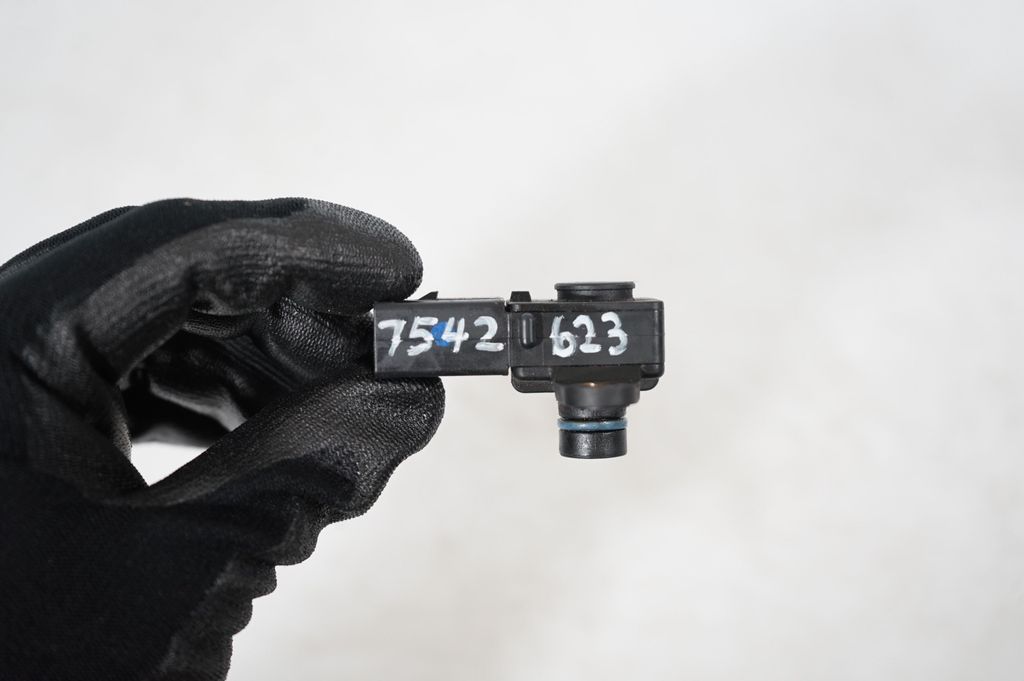 Air pressure sensor (8)