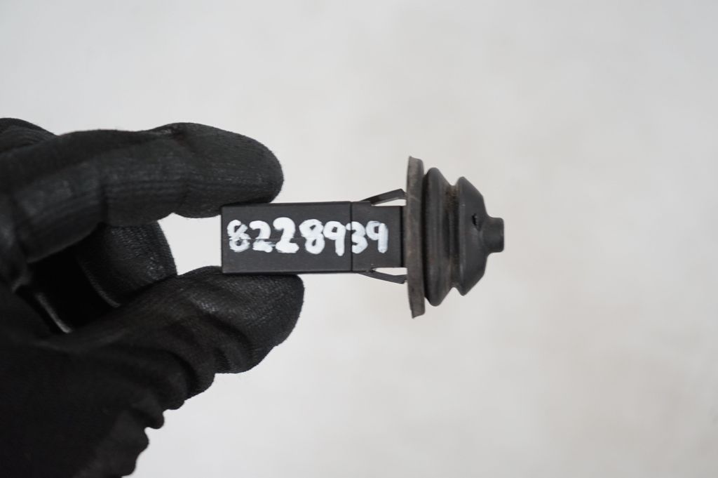 Fuel tank cap lock (8)