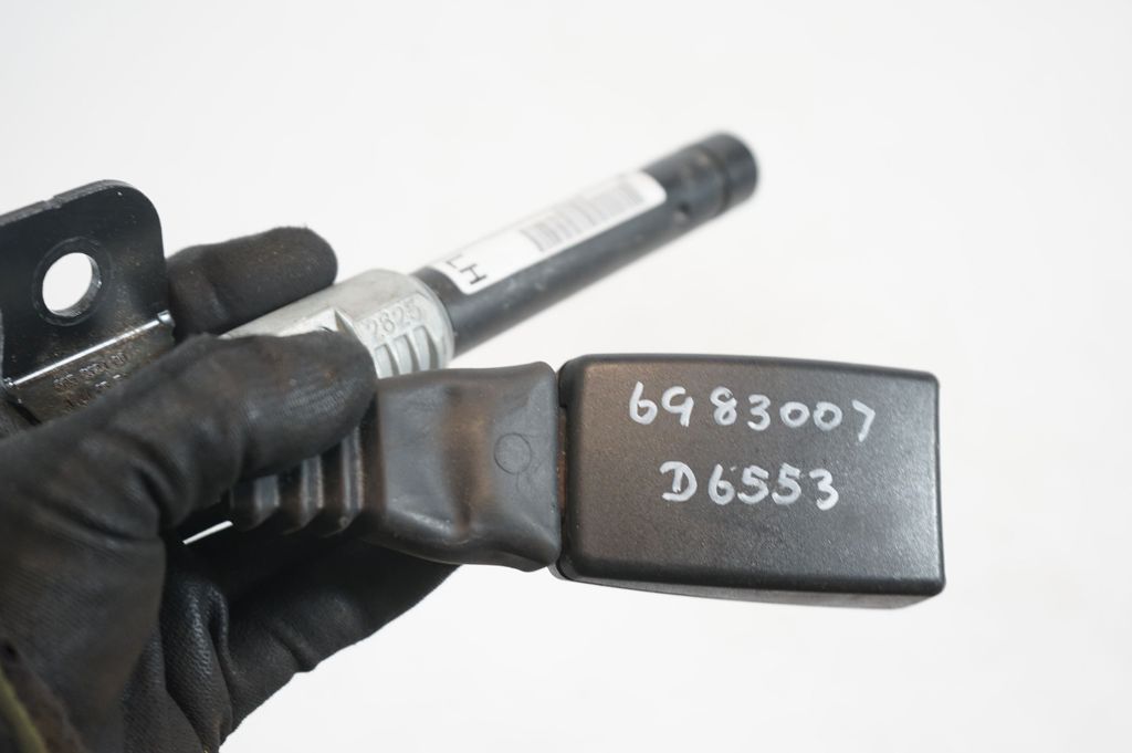 Rear seatbelt buckle (7)