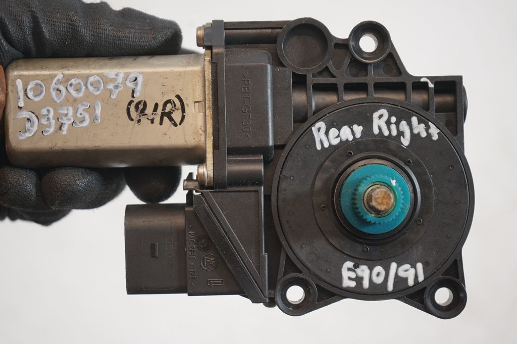 Rear door window regulator with motor (9)