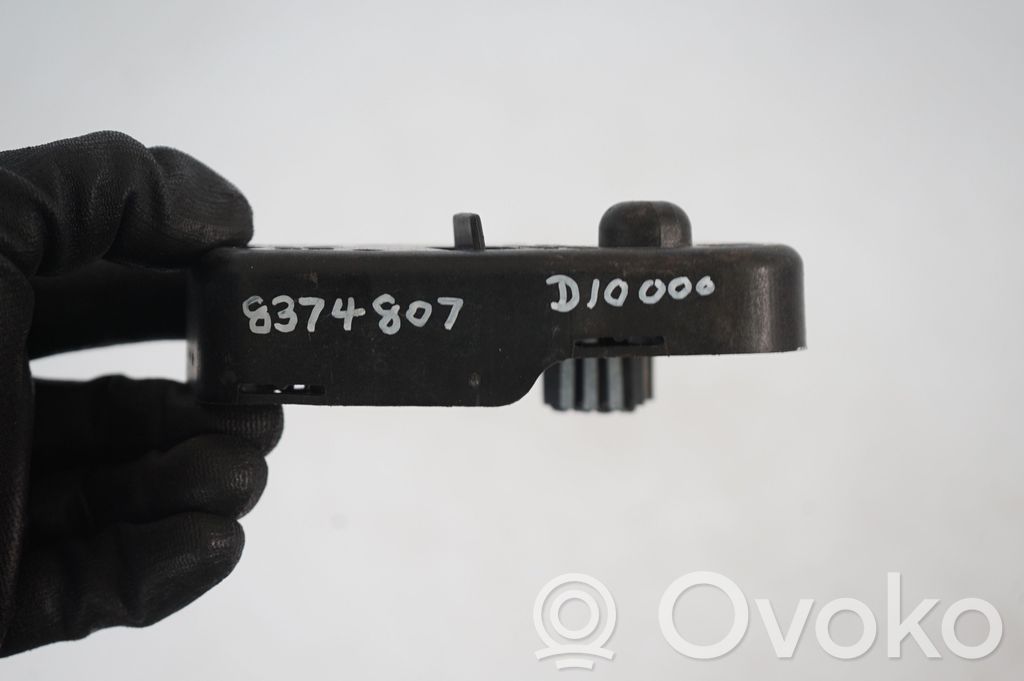 Tail light bulb cover holder (8)