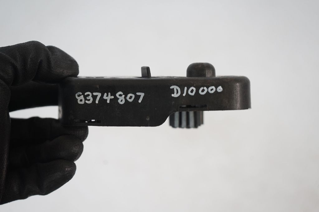 Tail light bulb cover holder (8)