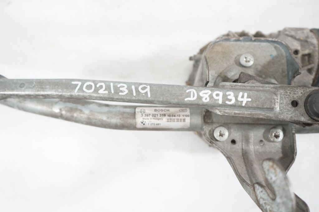 Front wiper linkage and motor (11)
