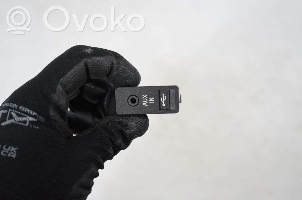 AUX in-socket connector (6)