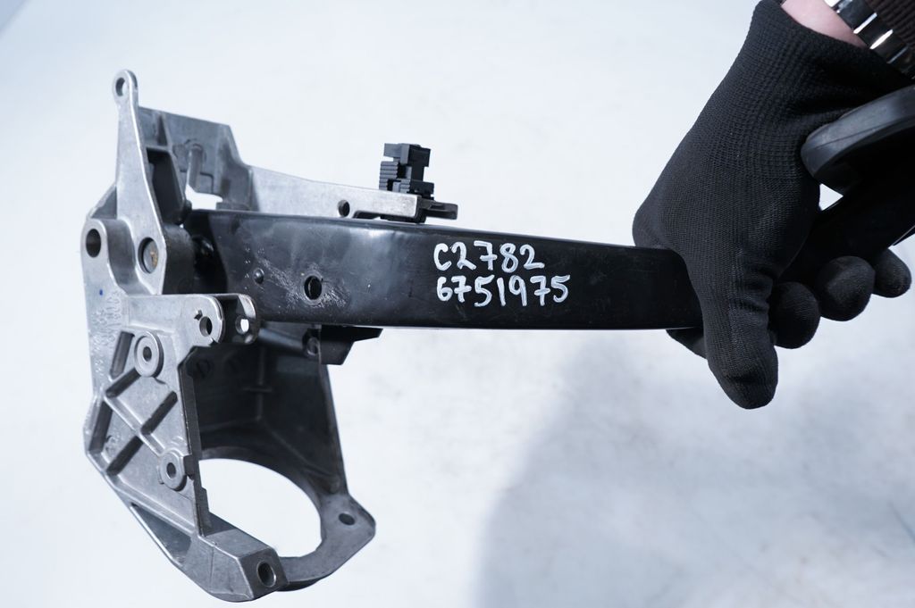 Brake pedal (8)