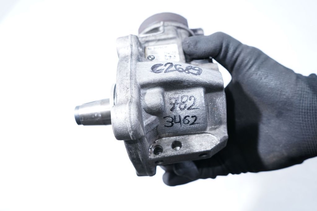 Fuel injector (9)
