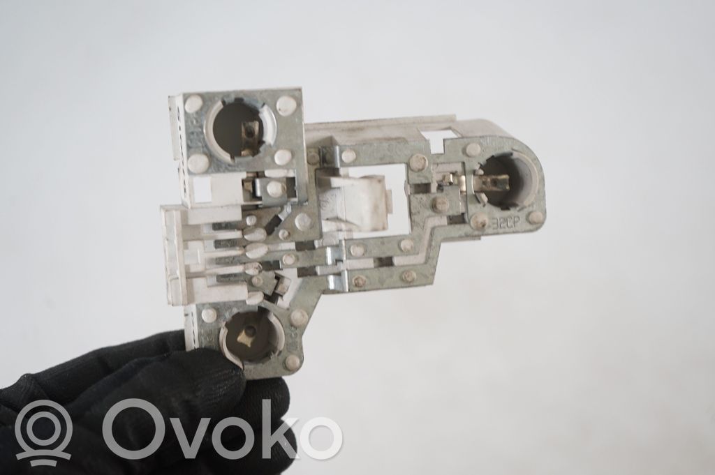 Tail light bulb cover holder (6)