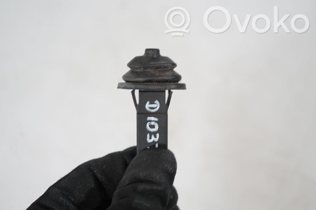 Fuel tank cap lock (6)