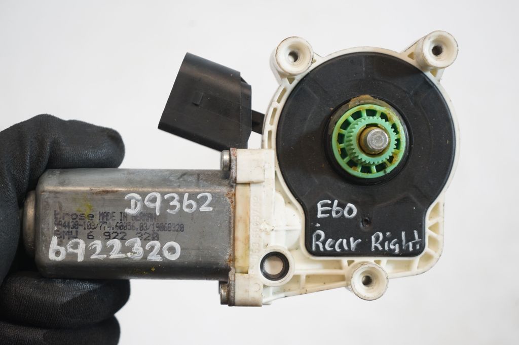 Rear door window regulator with motor (8)