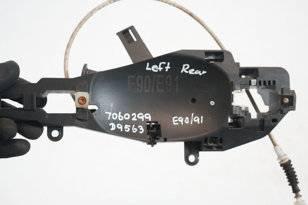 Rear door exterior handle/bracket (7)