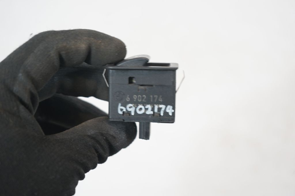 Electric window control switch (9)