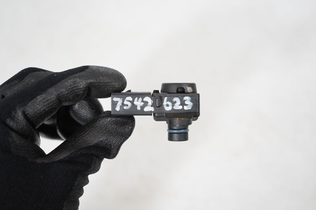 Air pressure sensor (8)