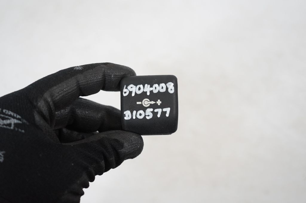 12 V Socket (rear) (7)